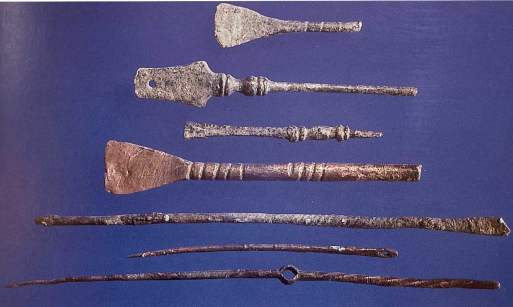 Archaeological finds from the Second Temple period such as make-up tools and pins. The grip sticks are industrious and laterally striped